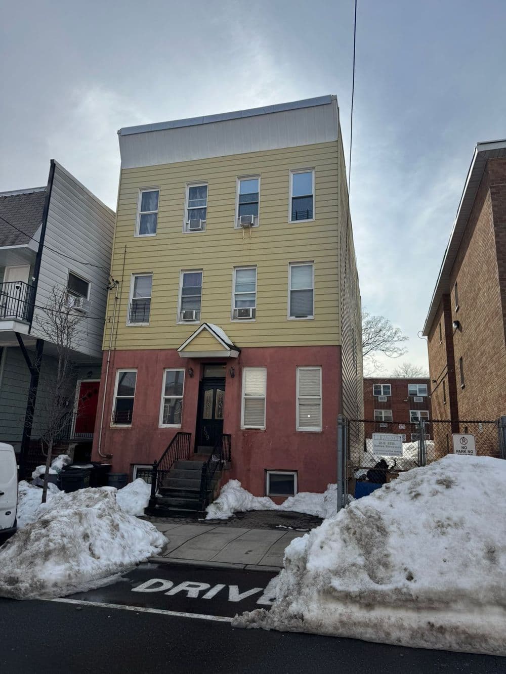 Three-storey residential building in Union City, New Jersey